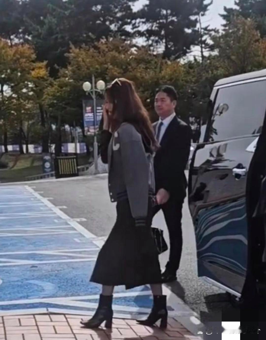 刘强东带章泽天⁠去谈客户，她身上穿了件4万块的‍香⁠⁠奈儿外套，东哥全程满脸宠‎