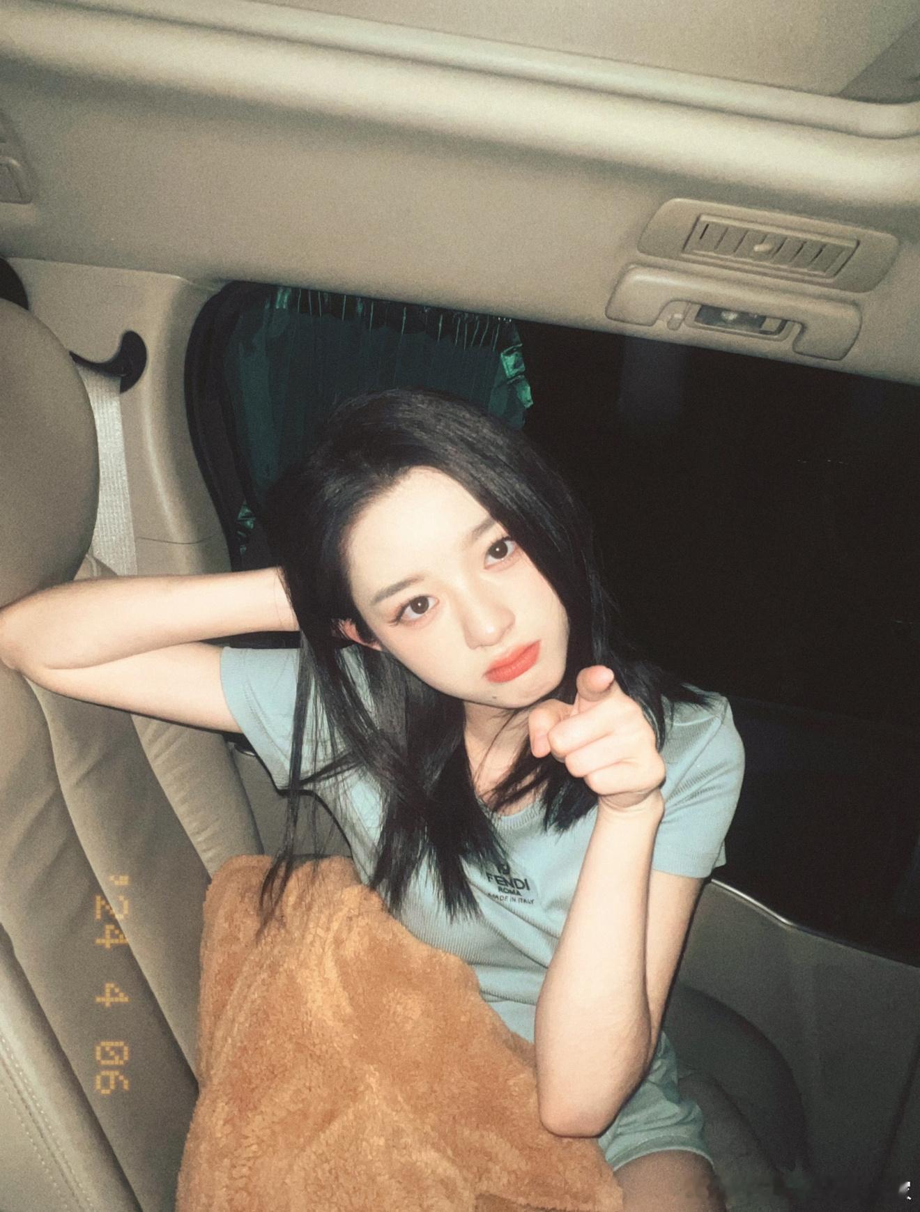 经纪公司：跟品牌方借的本人：问妈妈借的爸爸：买的仿.品官方：朋友赠的是我多了