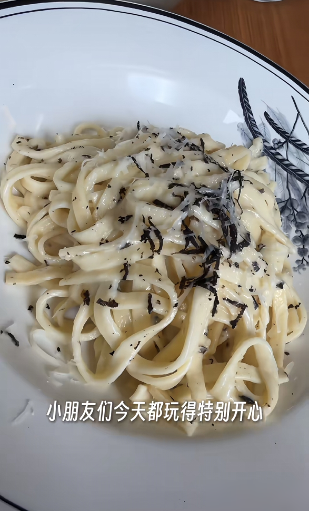 周杰伦在澳洲挖黑松露，胡子全白了，蹲地上跟条土狗似的刨坑。昆凌素颜出镜，法令纹深得能夹住松露片，仨孩