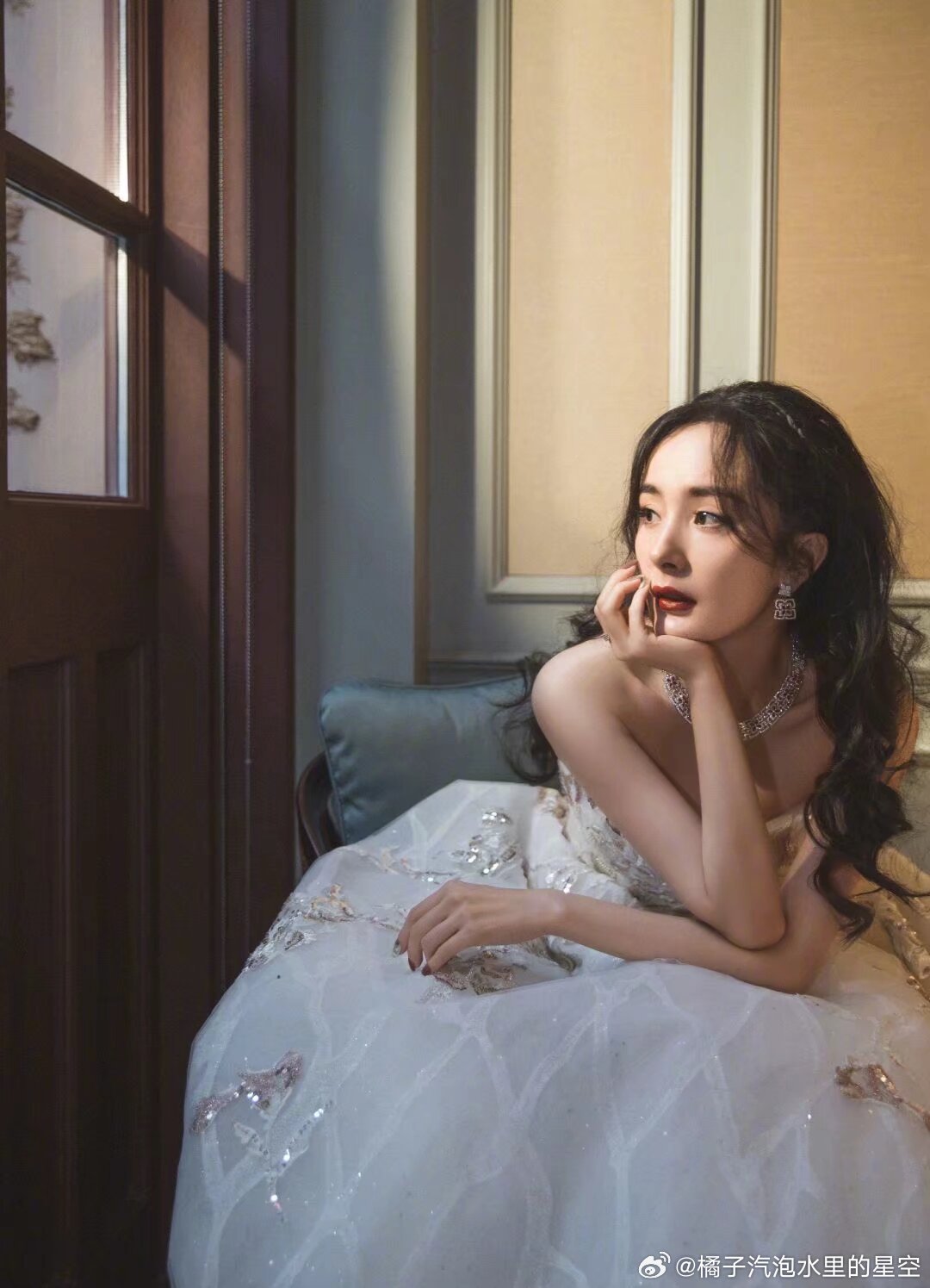 杨幂🦊杨幂bkt全球首席代言人路灯跳动了几下，像是快要熄灭的样子，但是几