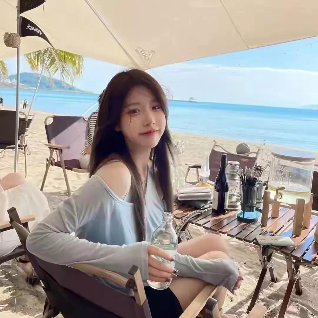 海风吹动你的发梢，我轻轻为你拨响心弦海风长发共浪漫海风晚风海风拂心潮晚风吹