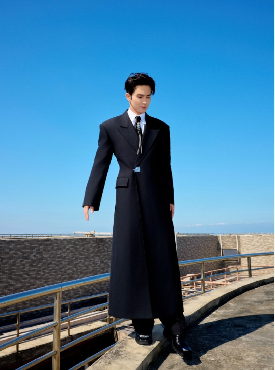 黑白穿搭太有梗！高伟光黑装高冷，梁靖康白装温润，往那一站谁是主公瞬间明了！​​