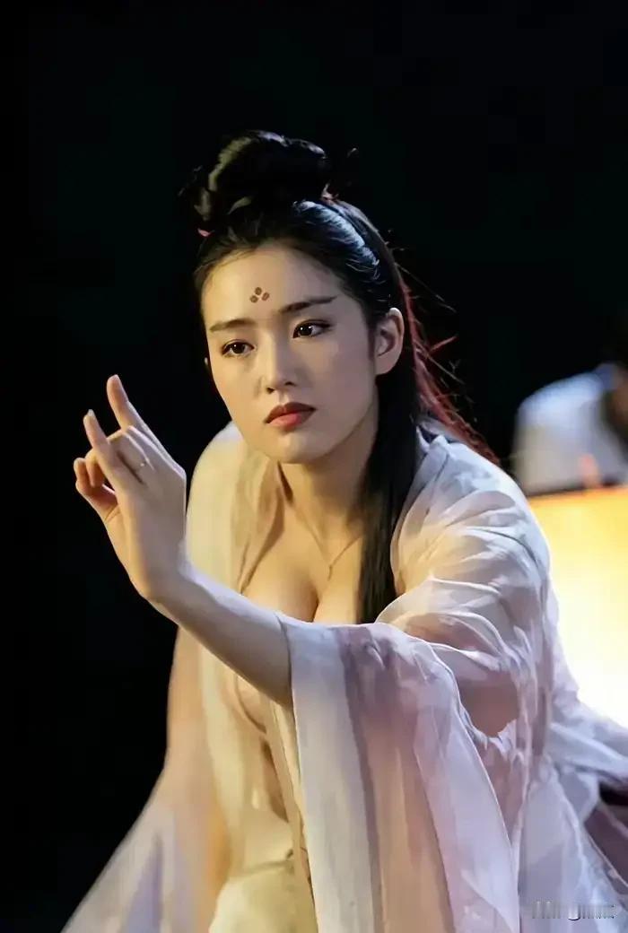 当年巩俐饰演的李秋水堪称绝色，一袭白衣清逸出尘，额间一点朱砂点缀得灵动别致，眉眼