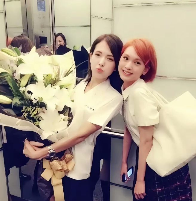 原来许玮甯和杨丞琳上高中时就是同学，她们即是同学又是朋友，可当时邱泽最先是跟杨丞