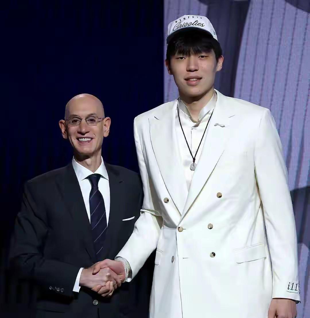 杨瀚森选上了，狠狠打了某地球迷脸！！给cba做出了表率，2139万米金，远远超过