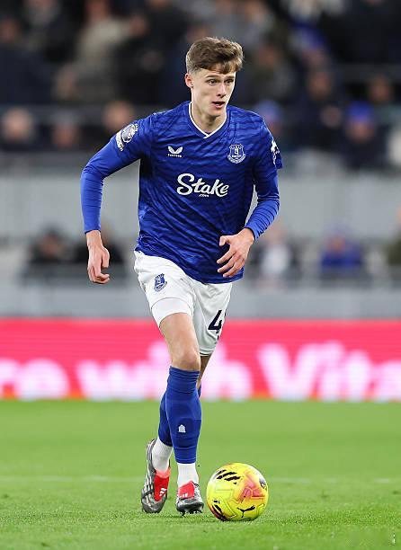 埃弗顿职业足球世界里，有些悖论。比如，几乎是相同年龄段的球员，你会花大价钱买别