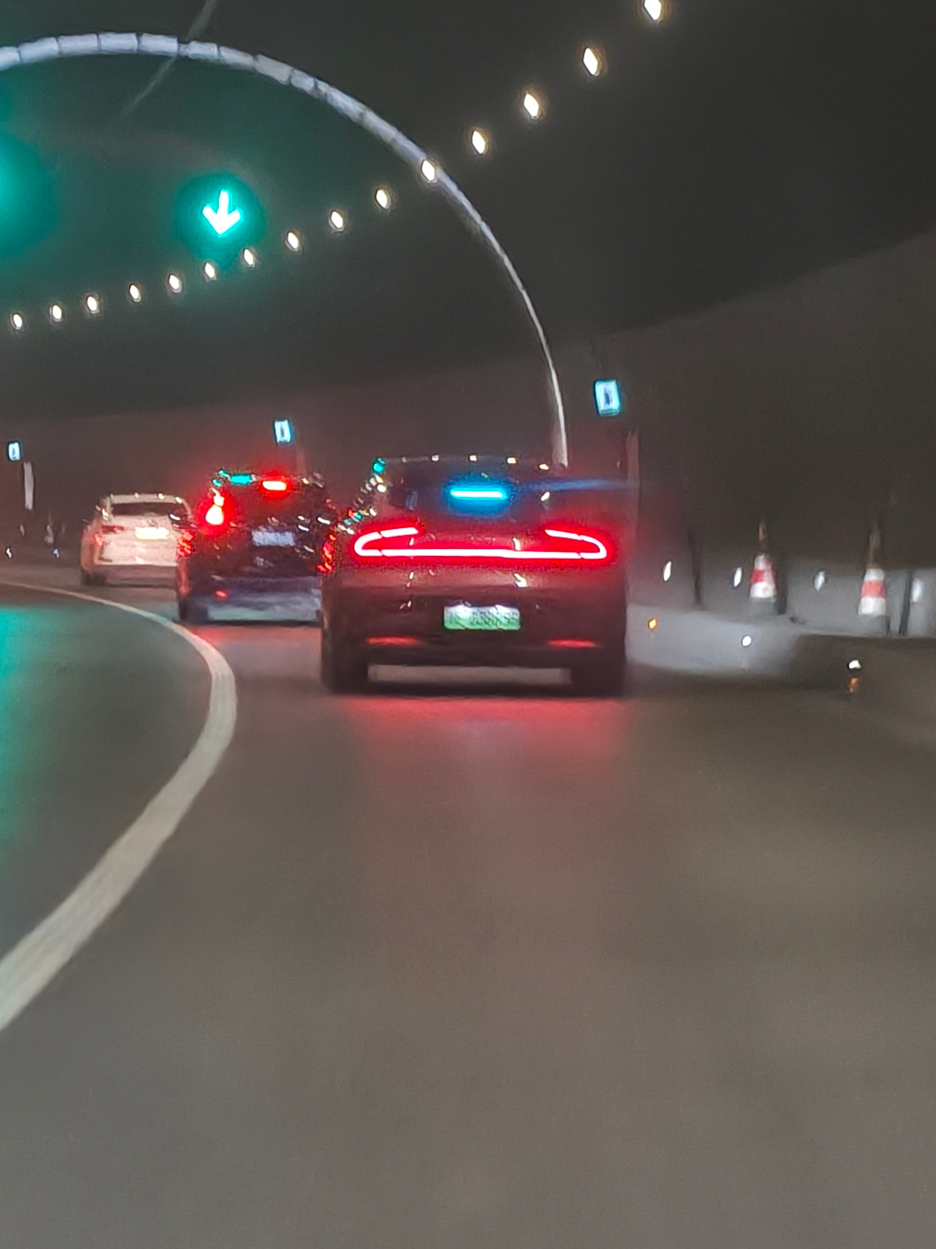 亮着小蓝灯的YU7