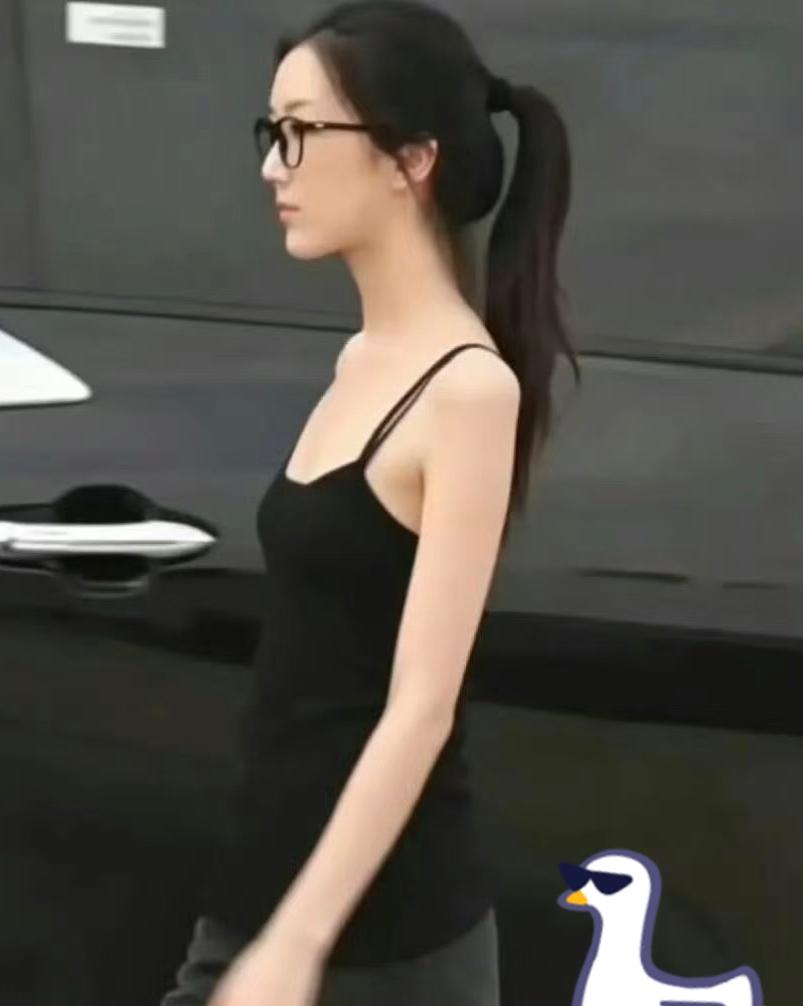 我那当形体老师的朋友，前两天刷到李嫣的近照，跟我感叹了一句大实话：普通人总盯着腿