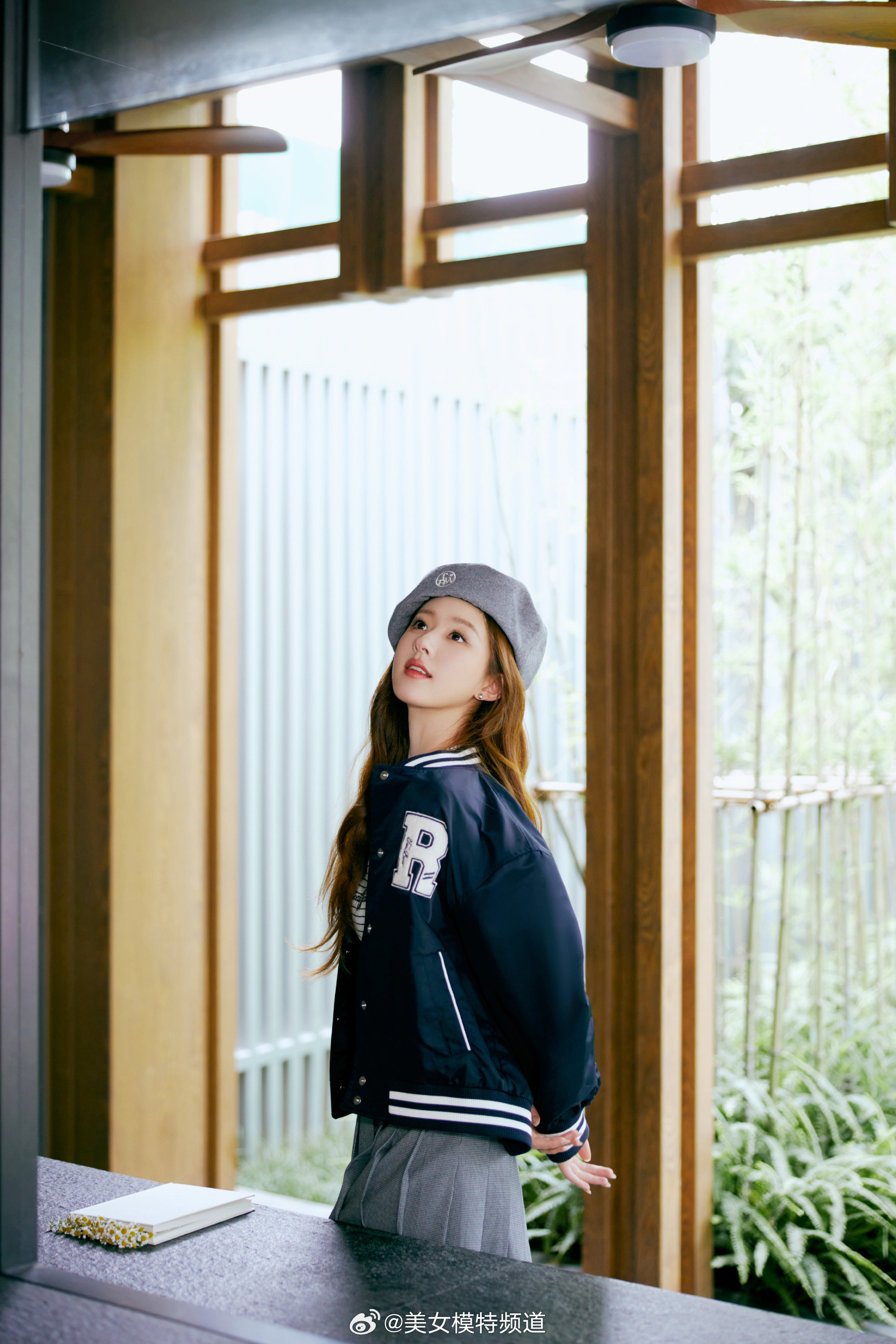 赵露思甜美学姐鬼马精灵的