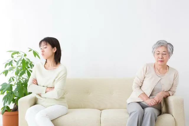 作为妻子，要是当初坐月子时婆婆以身体欠佳为由拒绝照顾你和孩子，那她老了生病住院，