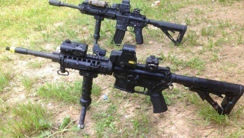 俄罗斯“阿尔发”特种部队装备的从格鲁吉亚缴获来的M4，远处是刚从民用市场购买的M