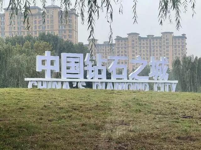 河南炸了！156克拉巨钻“种”出来，比鸡蛋还大，西方垄断百年的谎言被戳穿有