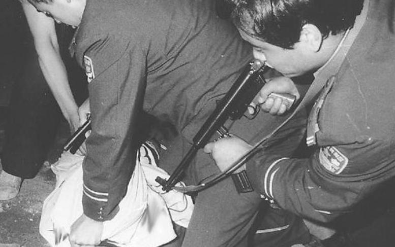 1999年11月，郑州军分区对武器库进行例行检查时，突然发现，犯罪分子竟从库房外