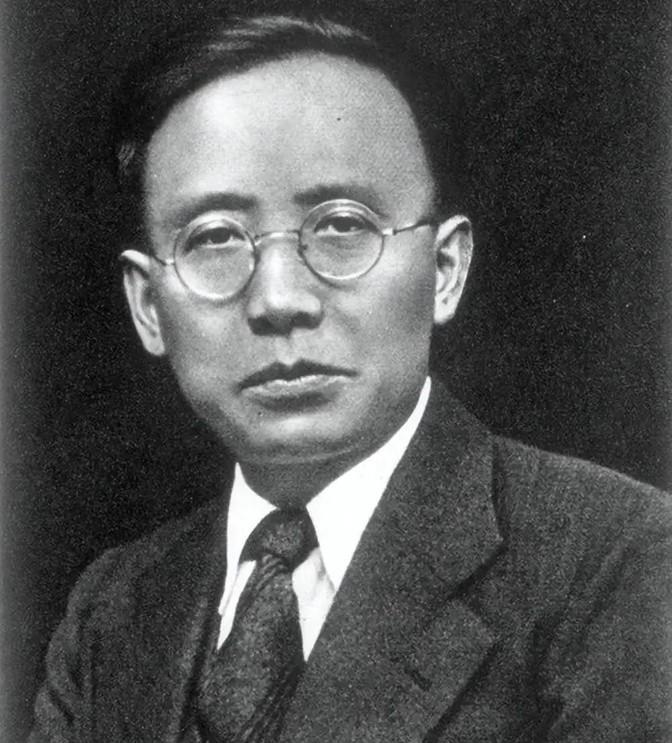 1912年，郭沫若与张重华结婚。新婚之夜，洞房内，郭沫若见妻子太丑，转身离去。顿