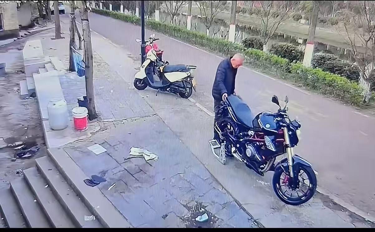 “大爷你拿走的脚撑才39元，但是摔倒的机车价值3万！”男子将摩托车停在路边，大爷
