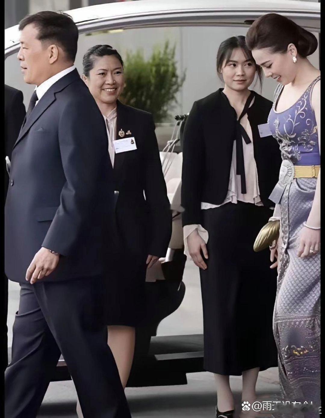 别说泰王了，换谁走在这么漂亮的夫人身边，都得下意识把背挺直，生怕配不上这气场​
