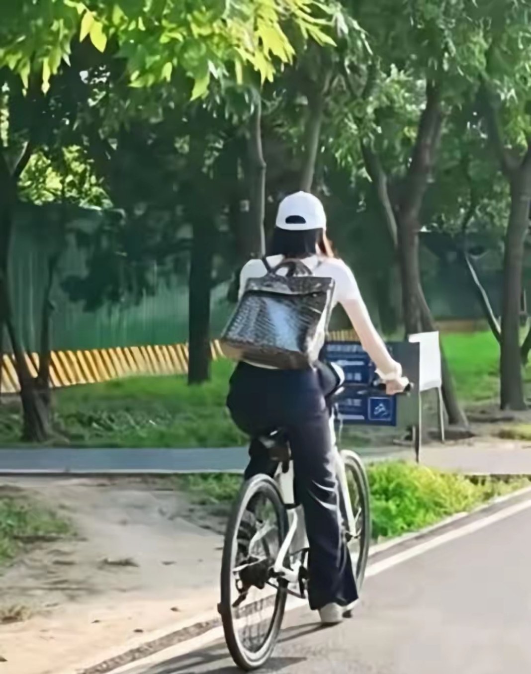 陈伟霆这大大方方的多好，孩子也有父母的陪伴。