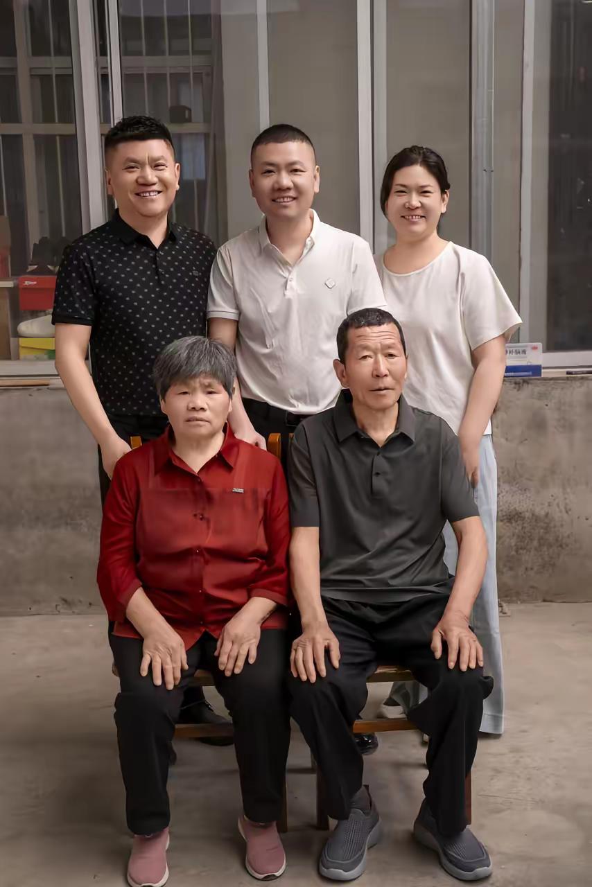 兄弟姐妹亲不亲，血脉相同连着亲