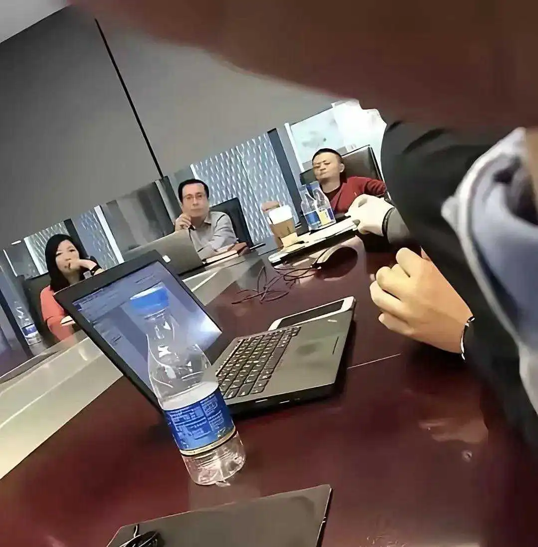 早期的马总，开会时候的状态…