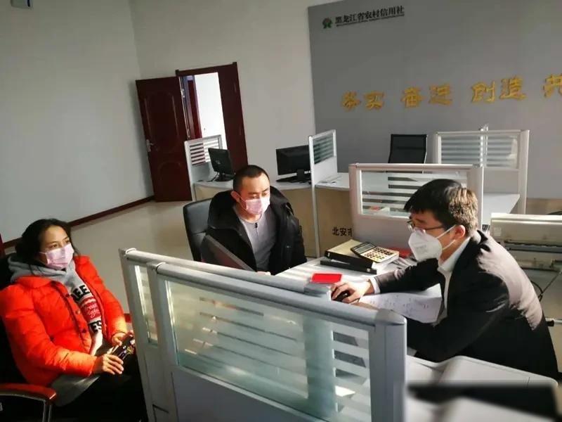 差点打水漂！陕西咸阳，女子去银行存5万块钱，结果被工作人员说得云山雾罩，硬是把定