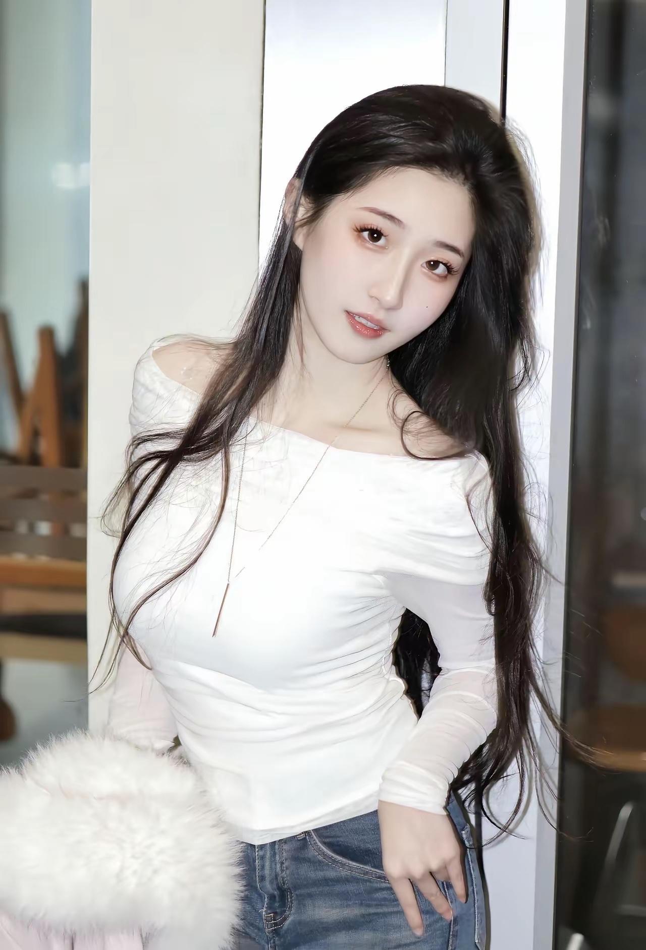 《云袖绒光》米白衫料贴着肩颈，在锁骨处漾开细腻褶皱薄纱袖口漫过腕骨，像一层