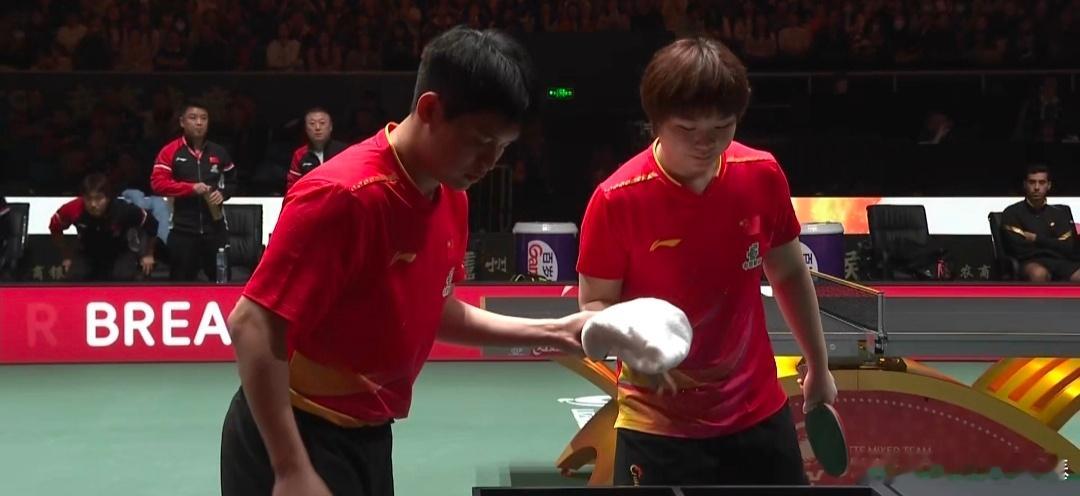 2025年12月1日晚，成都混团赛场灯火璀璨，中国队迎战埃及队的对决点燃全场激情
