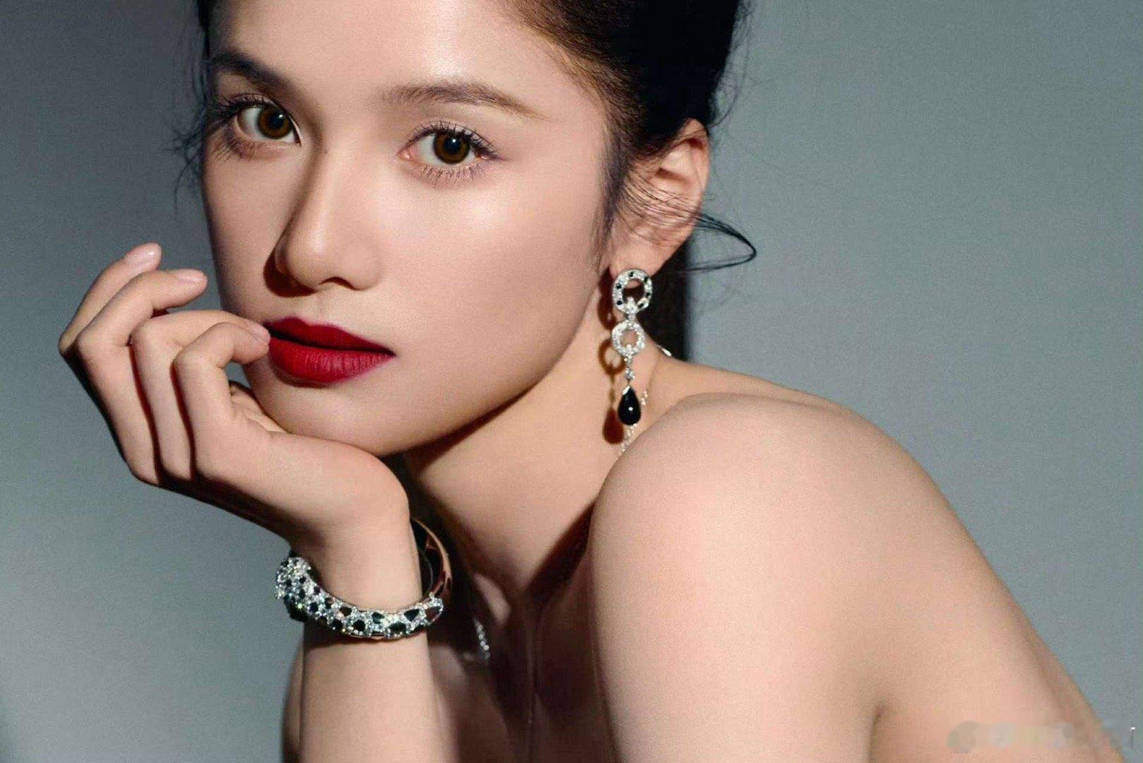张婧仪油画里走出来的东方少女张婧仪的美太独特了，是油画里的古典感和东方韵味的融