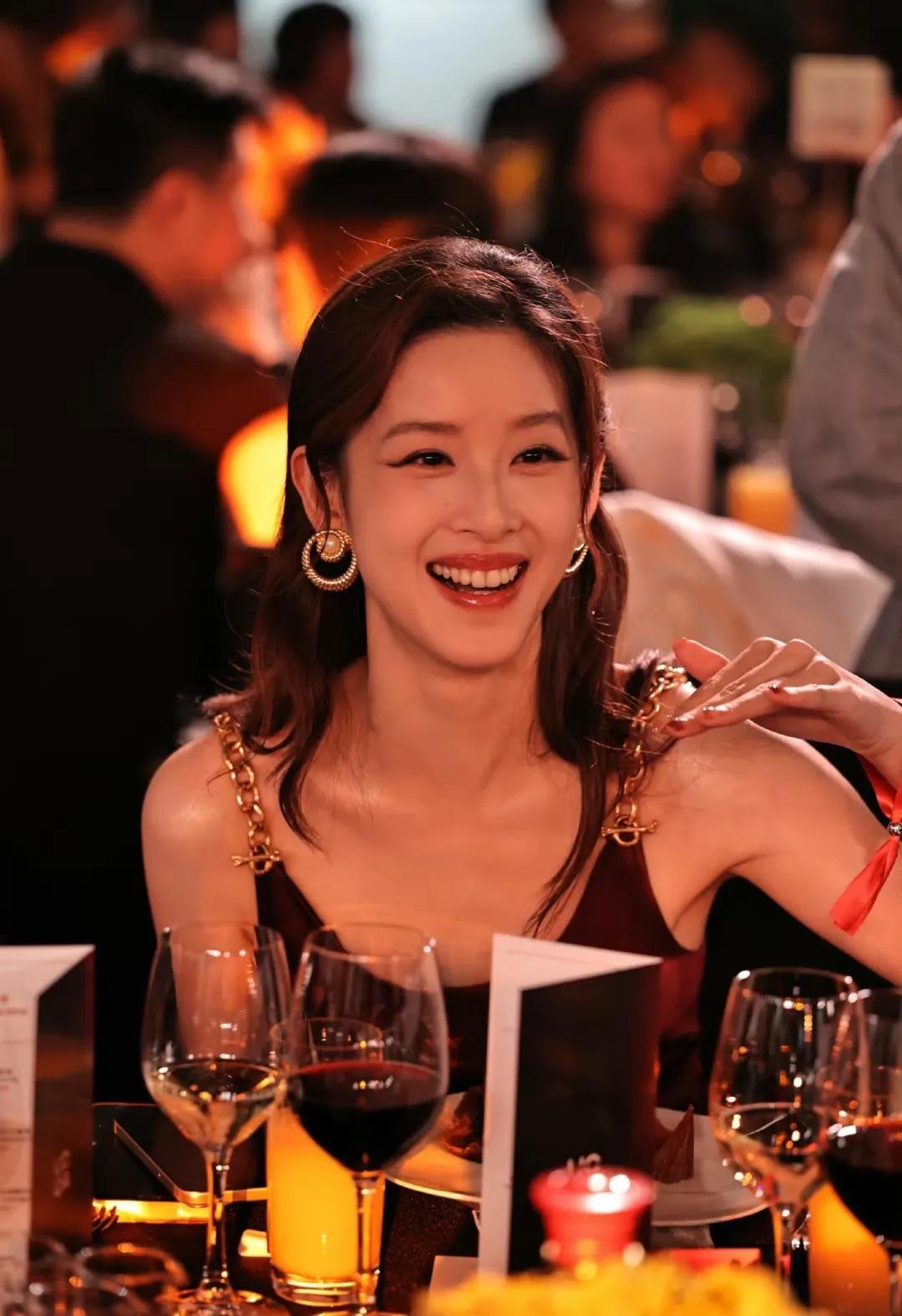 章泽天近期上海晚宴活动生图，你觉得她状态怎样？