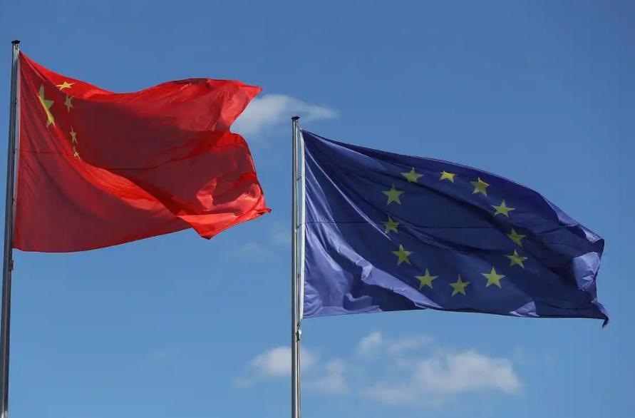 波兰这回可算捅了马蜂窝！欧盟去年说要给中国电动车加税，波兰立马冲在前头举手赞成，