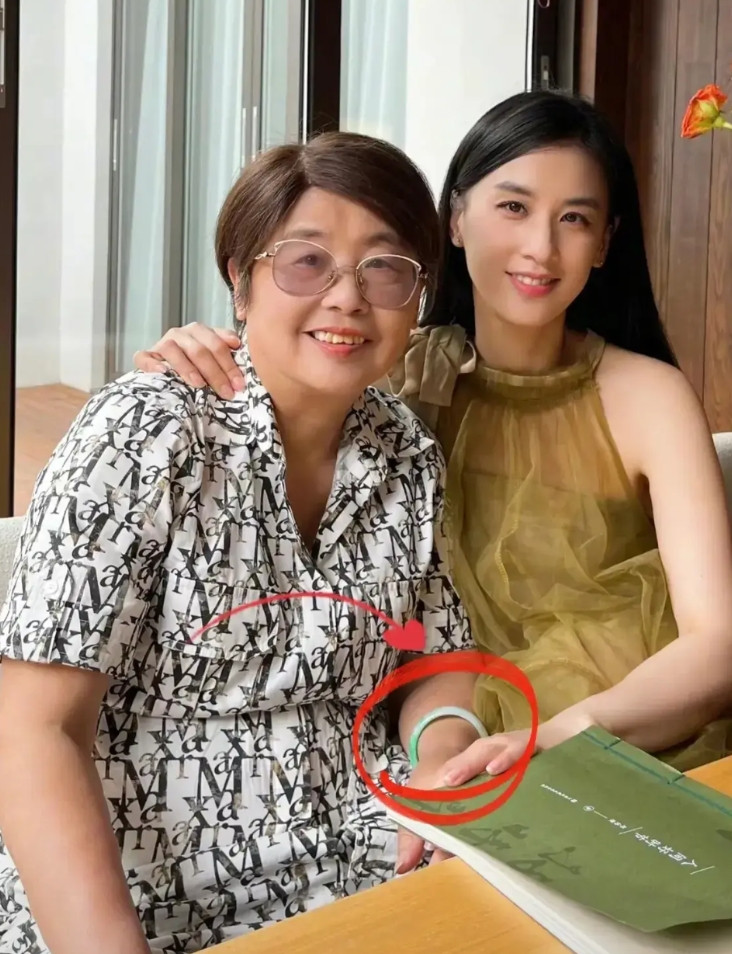 邓传理本质上对女儿黄圣依应该是失望的，因为总是回忆以前的黄圣依没走父母安排的精英