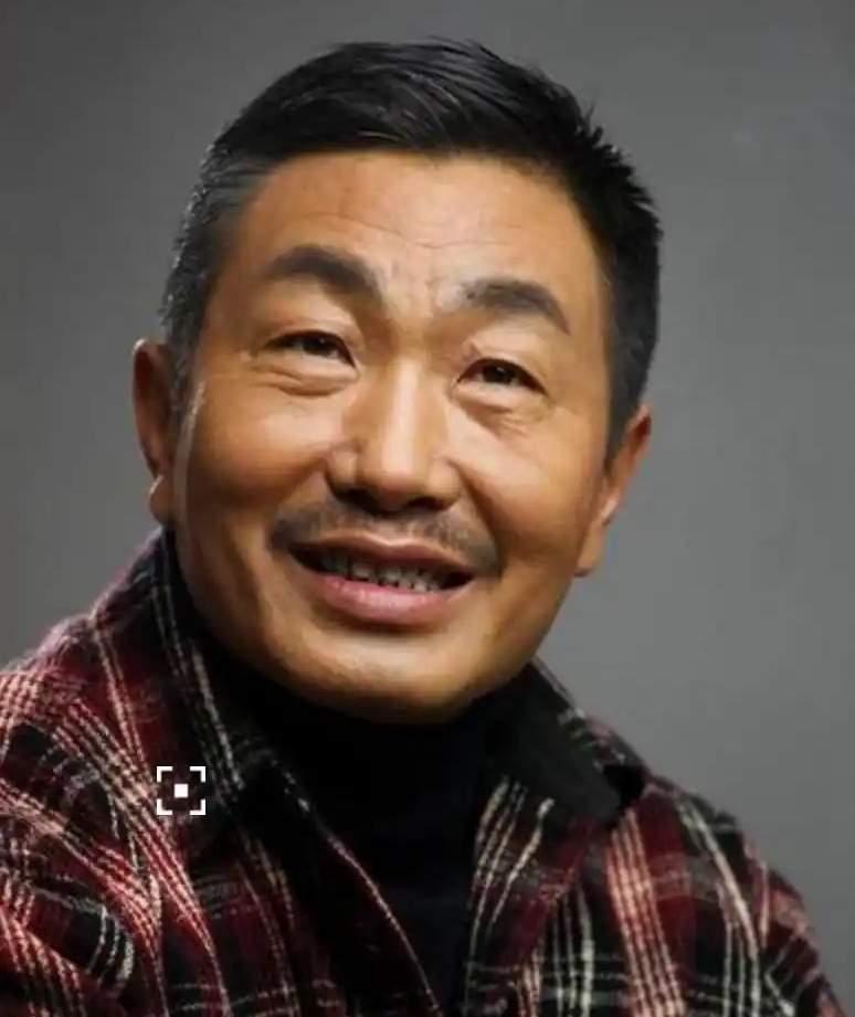 著名影视表演艺术家、著名话剧表演艺术家、广州话剧团一级演员，祖籍河北乐亭，19