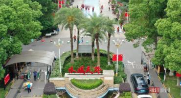 “离大谱！”武汉，一小区楼道瓷砖脱落，施工队报价380万，业主嫌贵没动工，后来小