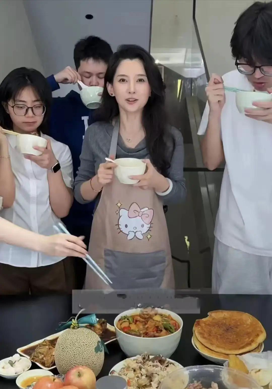娱乐圈最体面的分手，应属森林北和汪峰了，4月底媒媒拍到汪峰和一女子在他家门口