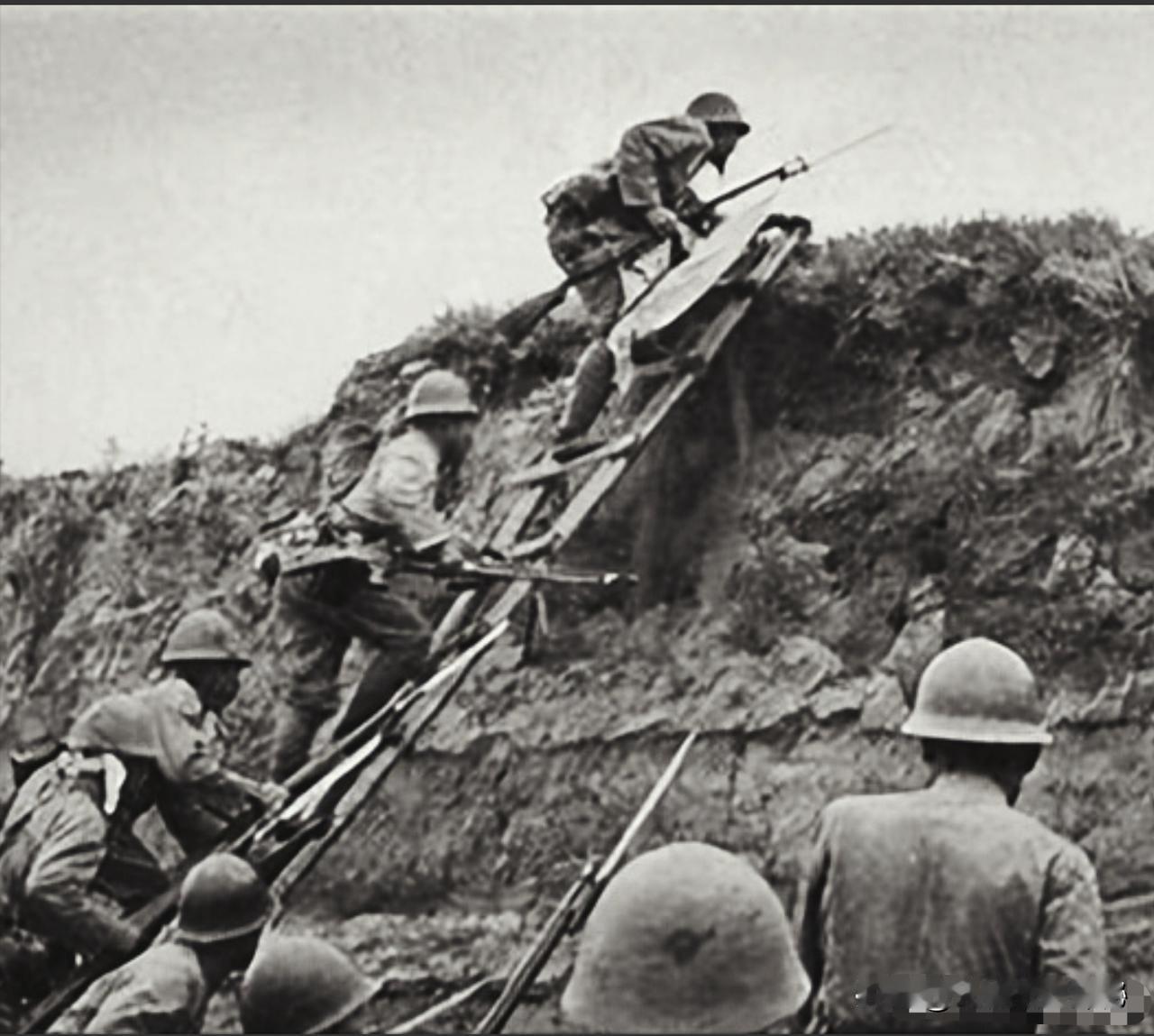 1941年，八路军民兵正给老乡开寨门，突然被几只手狠狠按住：“不许动，村里有多少