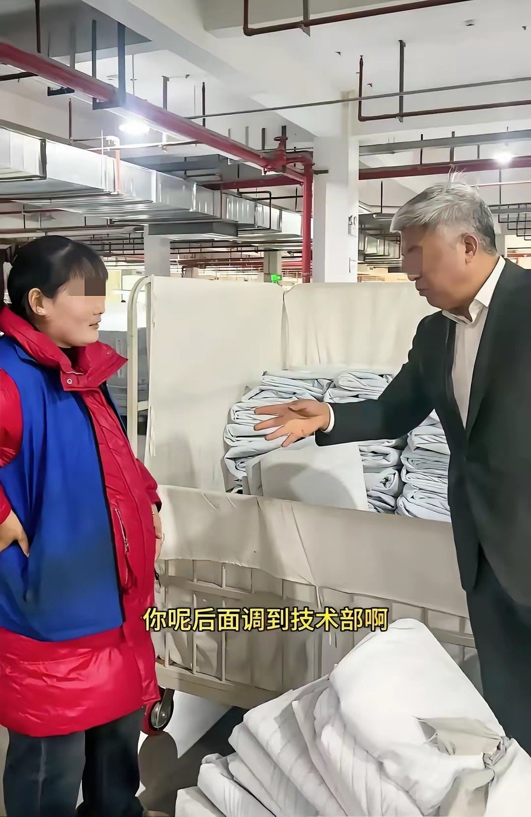 安徽宣城，一名怀孕挺着大肚子的女员工正在搬东西，这一幕正好被前来巡视的老板看见，