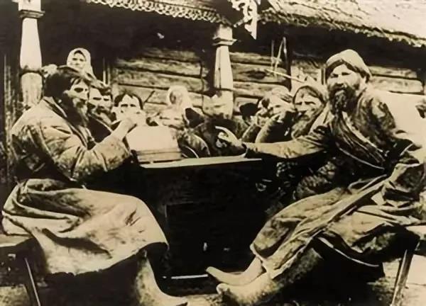 沙俄时期酗酒风相当严重，当时沙皇身边的射击军有一项德政，就是巡逻的时候看到醉汉睡