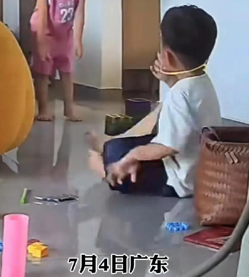 7月4日，广东。哥哥在家里面带妹妹。俩兄妹在家里玩玩具很开心。哥哥又想到了新玩法