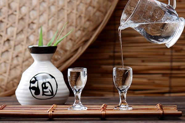 喝酒要适量小心眼睛瞎一个年轻小伙子天天喝半斤白酒，两年下来，眼睛毫无征兆地