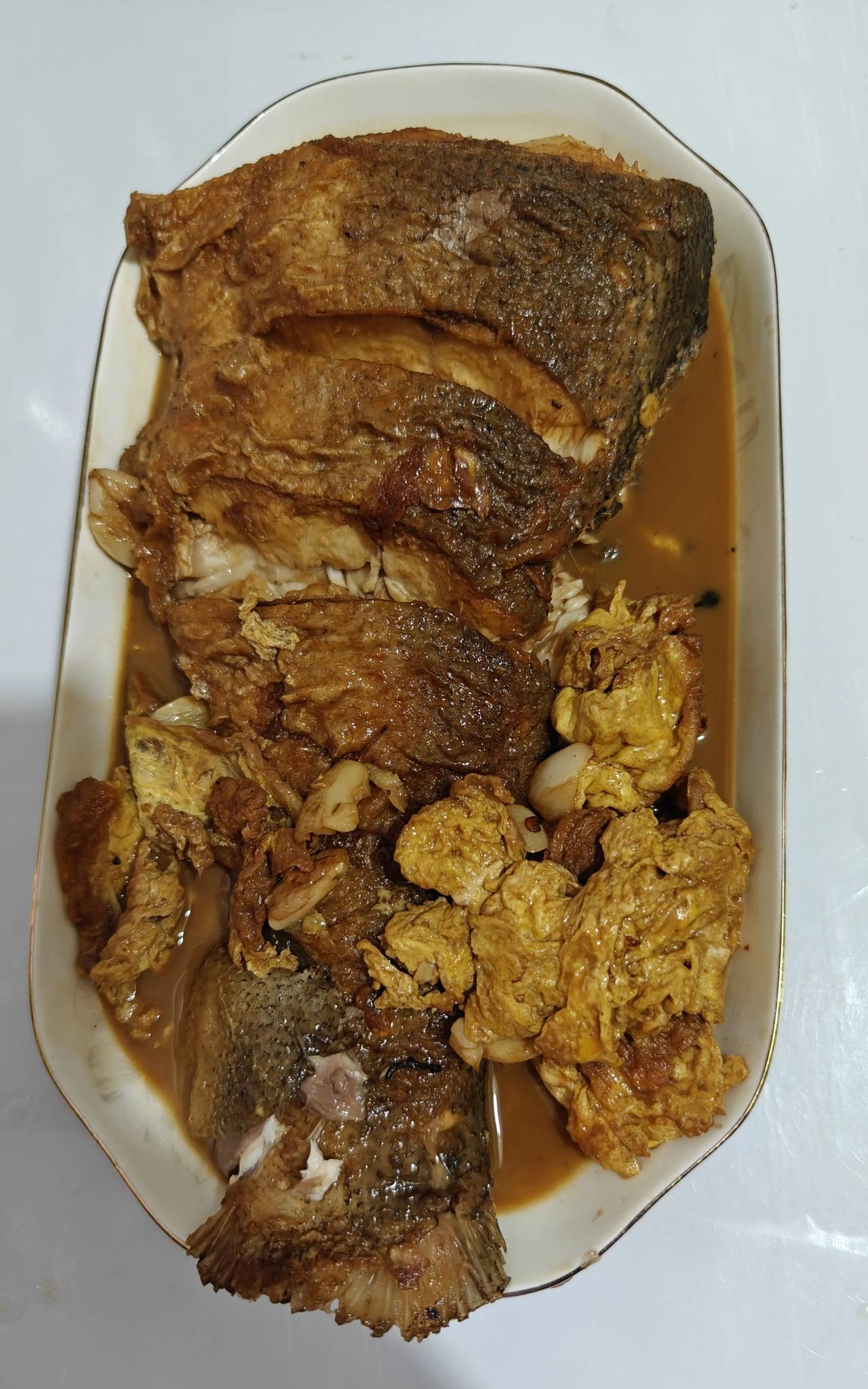 大家好。我最近在照顾失能的老妈，前天买了一条胖头鱼，鱼头做成了老妈特别爱吃的菜