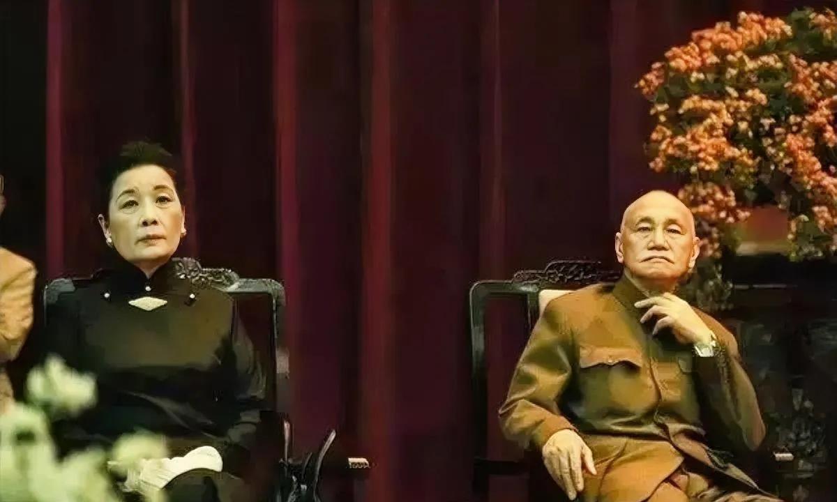 1969年，蒋中正与宋美龄出席庆典时面露疲态。同年7月，两人遭遇严重车祸，蒋心脏