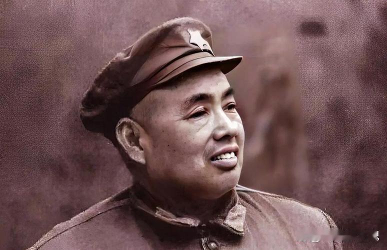 1957年，老八路徐永卿到南京看望当年的老首长，可坐公交车时，他发现了一人很面熟
