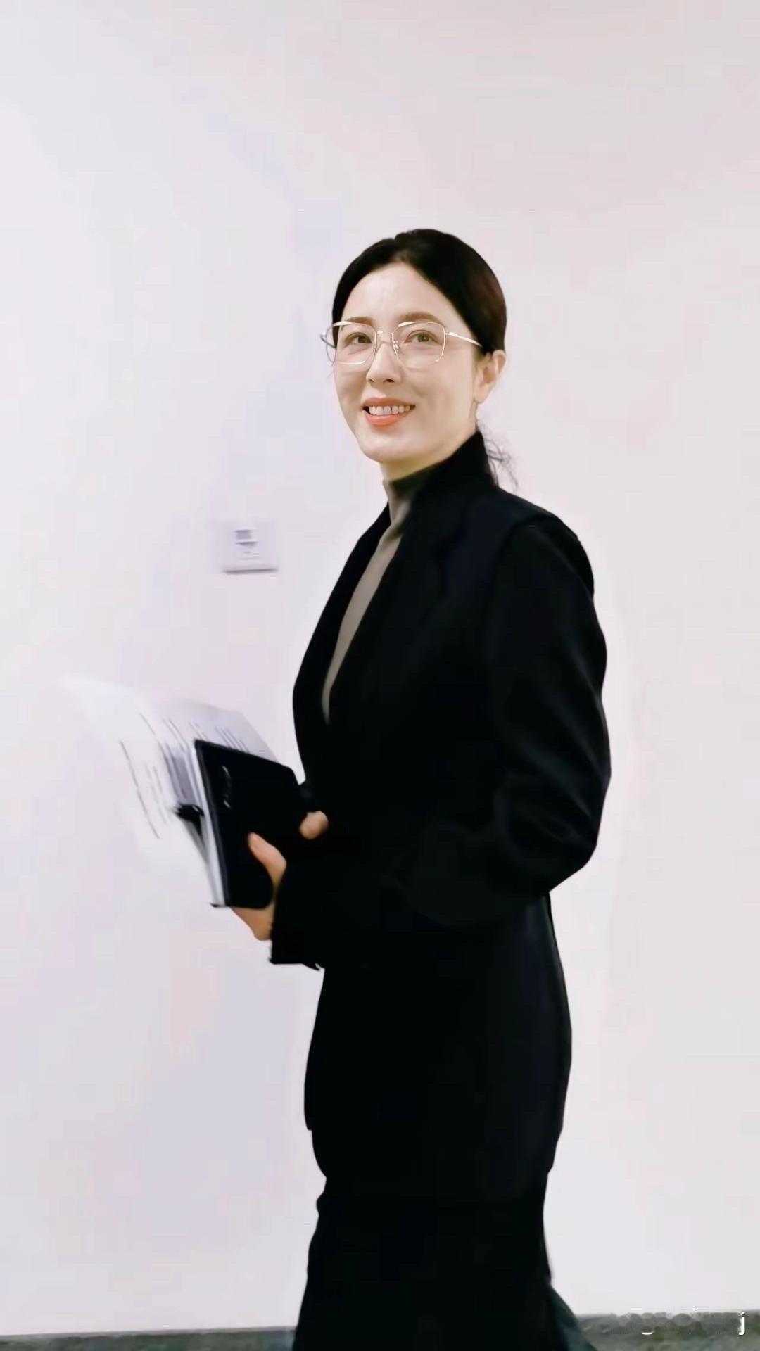 曾黎自带体制内高级权威感！往那一站气场就稳了，自带严谨又靠谱的气场，妥妥的“体制