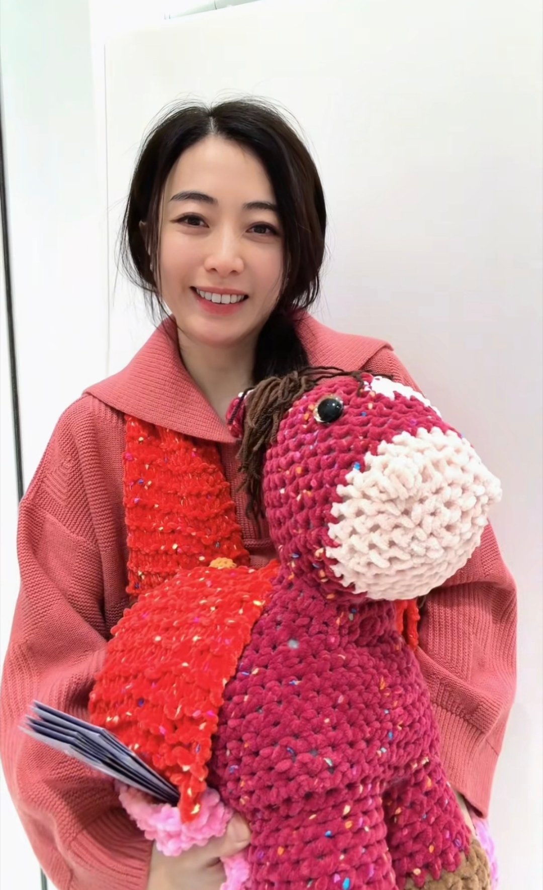 甘比的新作品，马年她织了个马甘比是真喜欢玩针织。