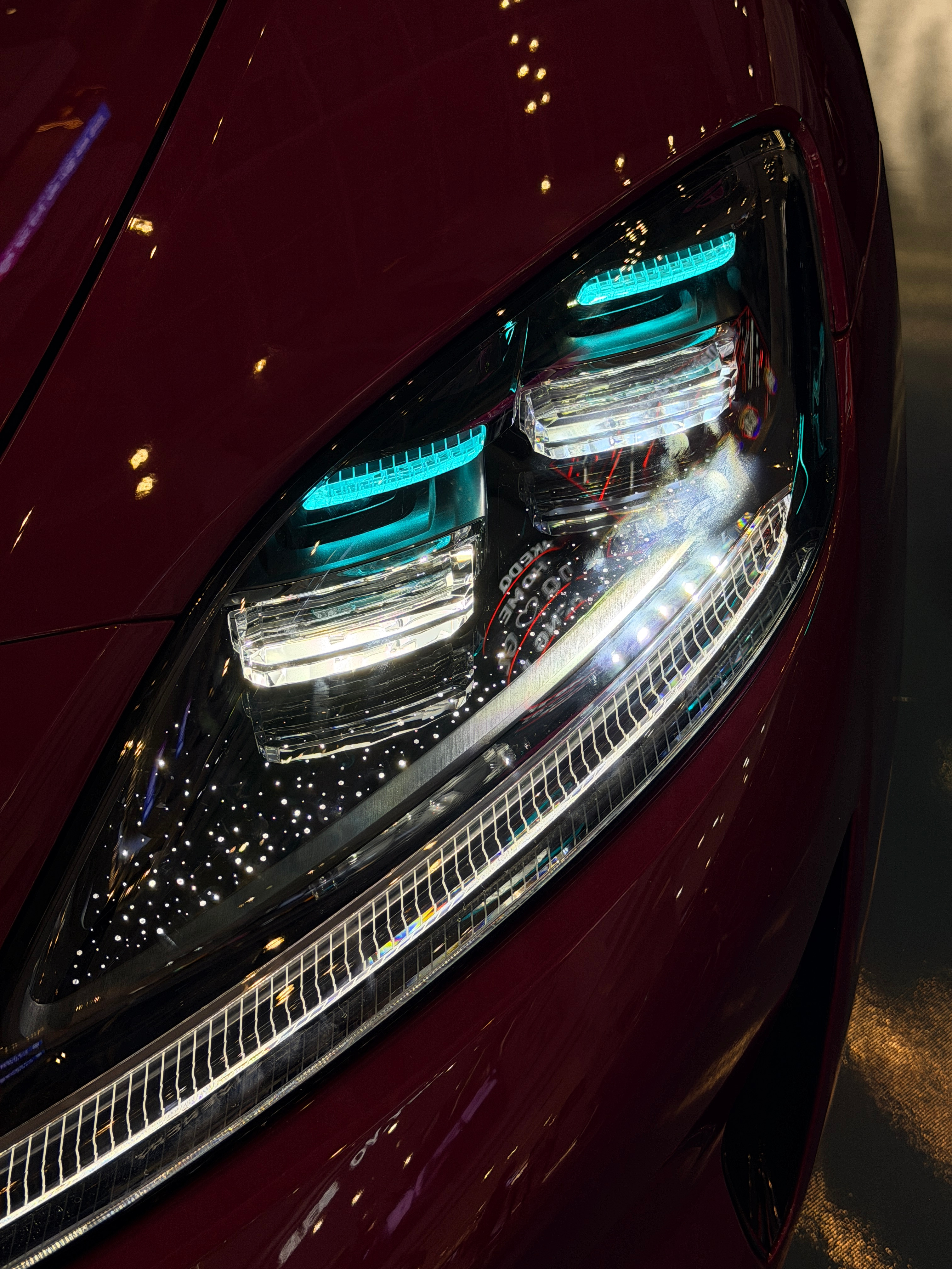 昨天第一次看到尚界z7实车，还是挺好看的～整车比例比较低趴（图1），设计细节