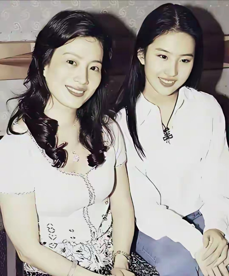 怪不得刘亦菲能长这么漂亮，看看她妈妈年轻时颜值就知道了。