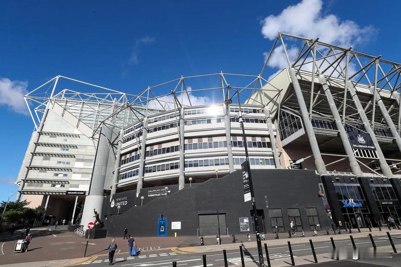 吉马良斯转会完成，纽卡斯尔主场撤下他的所有海报！外媒报道，尽管俱乐部还没有官