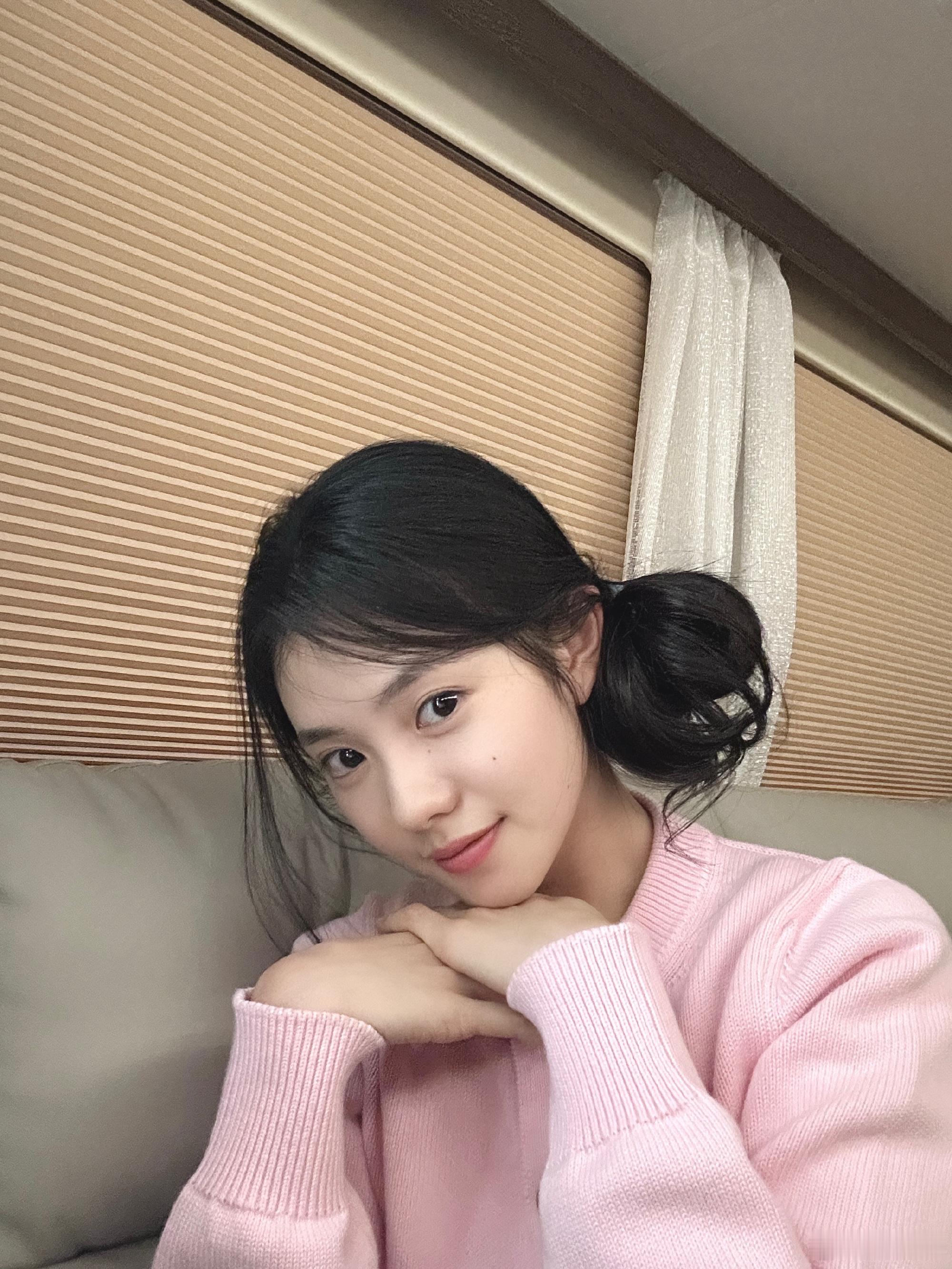 刘浩存今日更新🤳🏻存子随手扎个丸子头就超漂亮🥹​​​