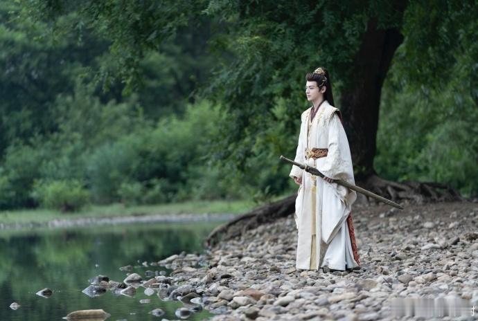 三部剧拼拼凑凑看完了琅琊王的一生少白的鲜活，暗河的隐忍不发少歌的余殇，拼凑出萧