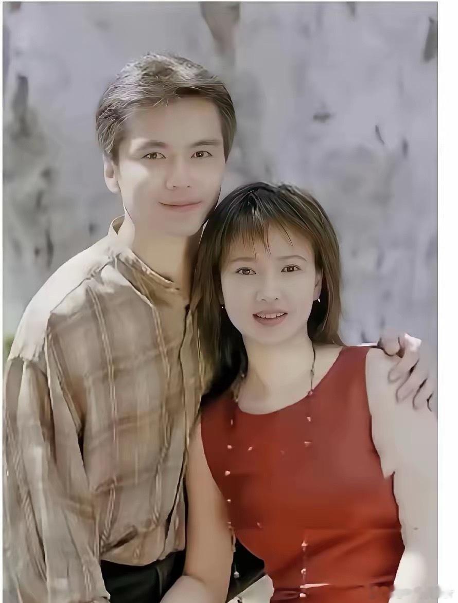 何晴去世了。她也是许亚军的前妻，1995年，两人在拍摄《风荷怨》时因戏生情，当时