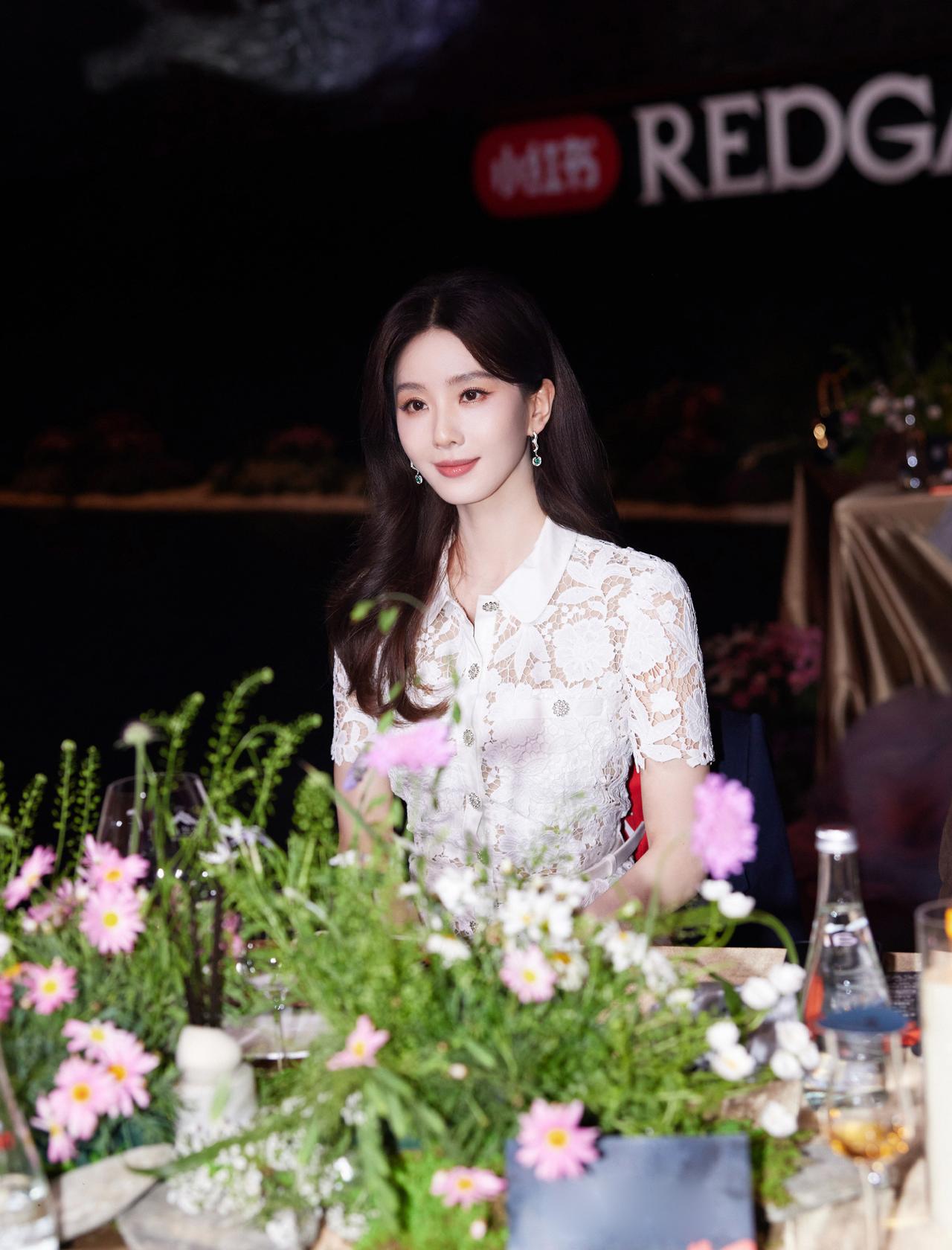 温柔似水的刘诗诗，在娱乐圈这么多年，一直气质自成一派，非常有辨识度！